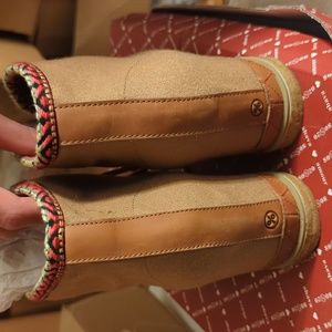 Elliot wool camel 80%20 size 8 hidden wedge 3-in shoe Akira